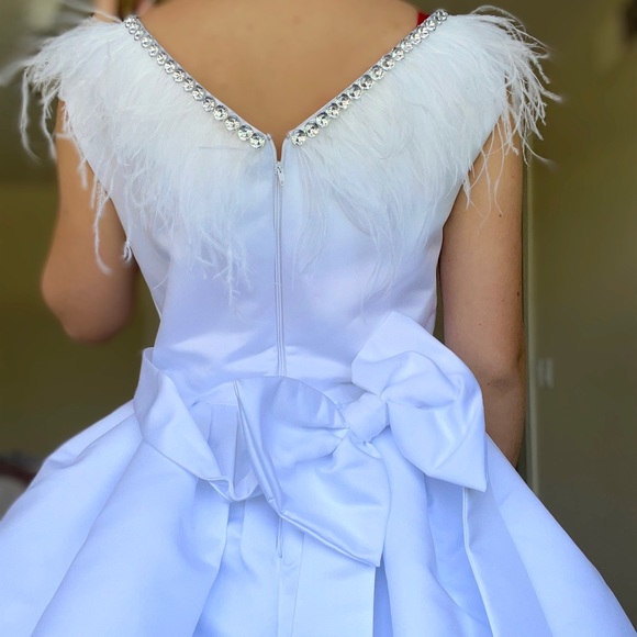 New dress ,not used . We made it to order, the delivery came very late. - Picture 3 of 4